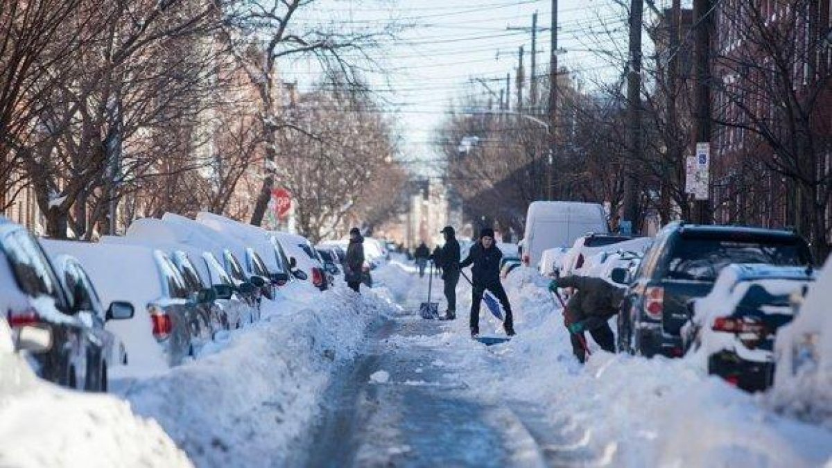 Затворени централни пътища и училища заради снежната покривка