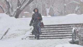 Снеговалежът спря, но проблемите по пътищата продължават (видео)