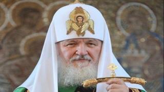 Полицаи карат граждани да подписват протокол, че няма да заплашват руския патриарх Кирил (видео)