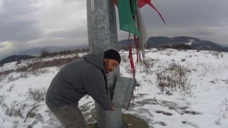 Момче от Дупница свали и поправи скъсано знаме над Дупница (видео)