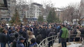 Пловдивчани отново протестират в защита на лекаря, семейството на крадеца иска мъст