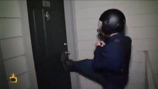 Как се справят жените с пистов мотор и врата за разбиване?