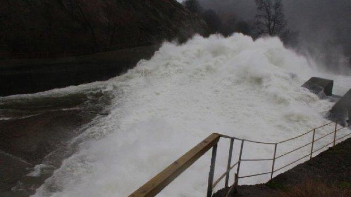 Бедствено е положението в Северозападна България, реки и язовири преливат (видео)
