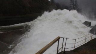 Бедствено е положението в Северозападна България, реки и язовири преливат (видео)