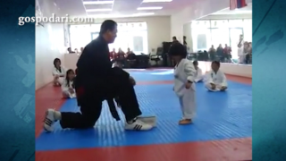 Малко момче преминава успешно изпит по карате с удивителен удар (видео)