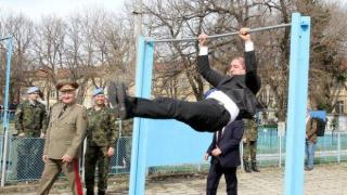 Президентът Румен Радев демонстрира коремно набиране (видео)