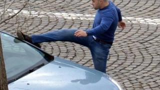 Агресивен мъж, засича възрастен шофьор и му чупи огледалото насред пътя (видео)