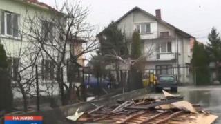 След бурята във врачанско - паднали покрив и къщи покрити с найлони