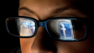 Как Facebook се оказа съществен фактор в най-големия скандал за „пpoмивaнe нa мoзъци“?