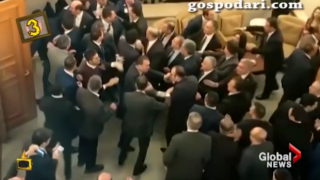 Депутати си разменят крошета в турския парламент