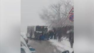 Автобус закъса, пътници го бутат, за да потегли (видео)