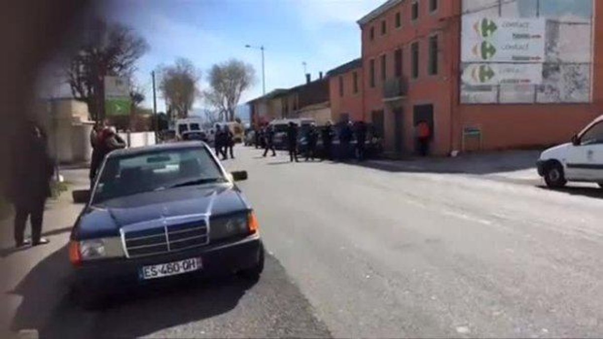 Двама души са убити от терорист при заложническа драма във Франция (видео)