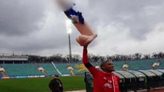 Мъчното дебри между Левски и ЦСКА ще се запомни с неприлични жестове и груби влизания