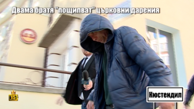Двама братя крадат от църква