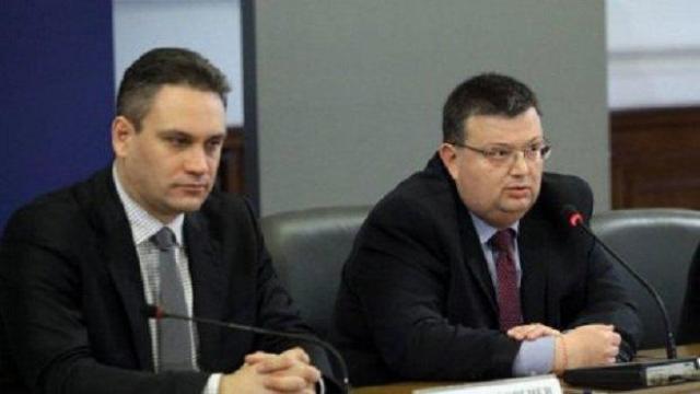 Защо Цацаров и шефът на комисията по корупция координирано скочиха срещу правителството?