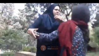 Полицайка в Техеран наби жена с разхлабен хиджаб и предизвика бурни протести (видео)