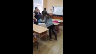 Седмокласничка в Ловеч бие своя съученичка, докато класът се смее (видео)