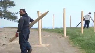 Фирма си загради път до плаж "Корал", коловете са забити върху дюните (видео)