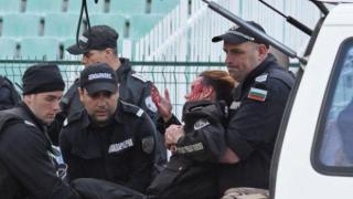 Хванаха и разпитаха заподозрян за хвърлената бомбичка, ранила полицаи