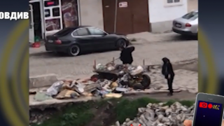 Роми изхвърлят боклук в археологическа забележителност