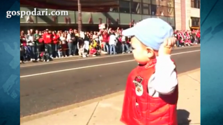 Сладко бебе дирижира цяла тълпа хора (видео)