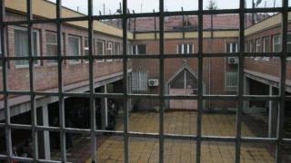 Лишен от свобода осъди затворите, бил под ключ и сам