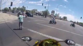 Мотористи помагат на баба да пресече безопасно (видео)