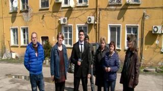 Софиянци са принудени да живеят в рушащ се общински блок, общината не им помага