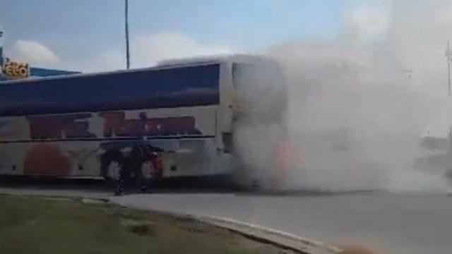 Автобус с пътници се запали на "Хемус" (видео)