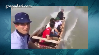 Момчета в лодка катастрофират заради селфи (видео)