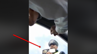 Полицаи, с нередовни документи, спират за проверка шофьор (видео)