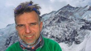 Алпинисти и шерпи са успели да подновят търсенето на Боян Петров