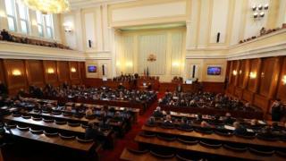 Трябва ли депутатите ни да намалят заплатите си?