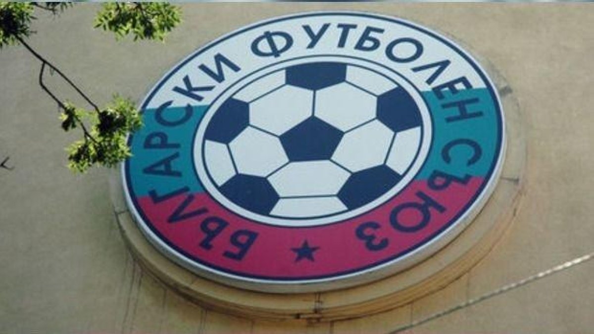 Футболният съюз и клубовете - в защита на хазарта и рекламата му