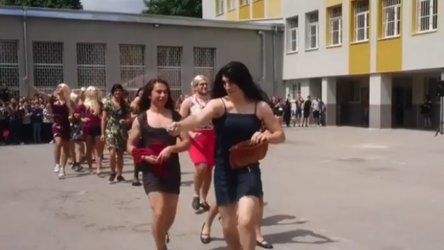 Абитуриенти от СМГ се появиха с рокли на изпращането на випуска (видео)