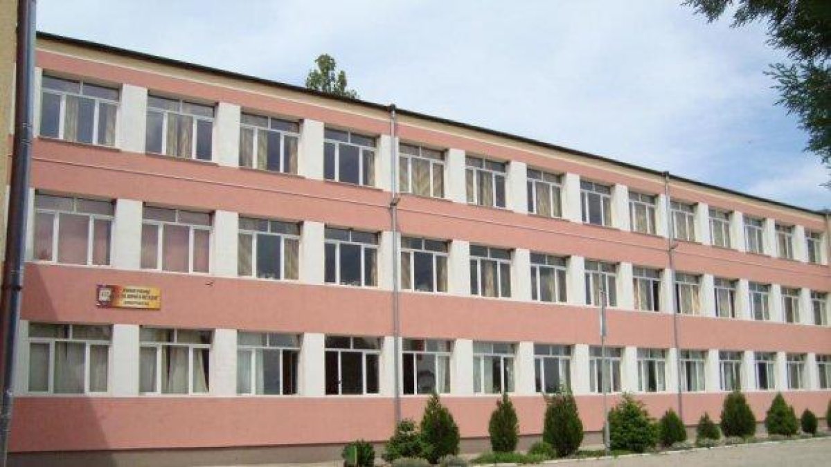Директор шамароса ученик, изпуснал си нервите