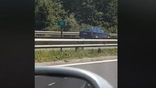 Шофьор кара бързо в насрещното на магистрала с дете, изправено на задната седалка (видео)
