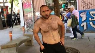 Мъже се бият камъни и пръчки посред бял ден в София (видео)
