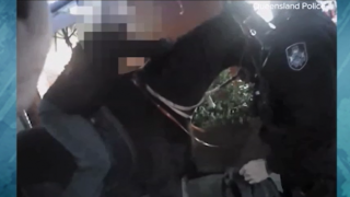 Пияна жена на кон се "вряза" в магазин за алкохол (видео)