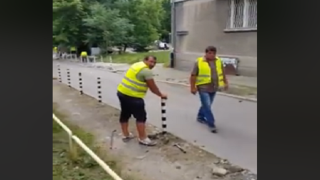 Работници вадят нови колчета и къртят плочки по софийски улици (видео)