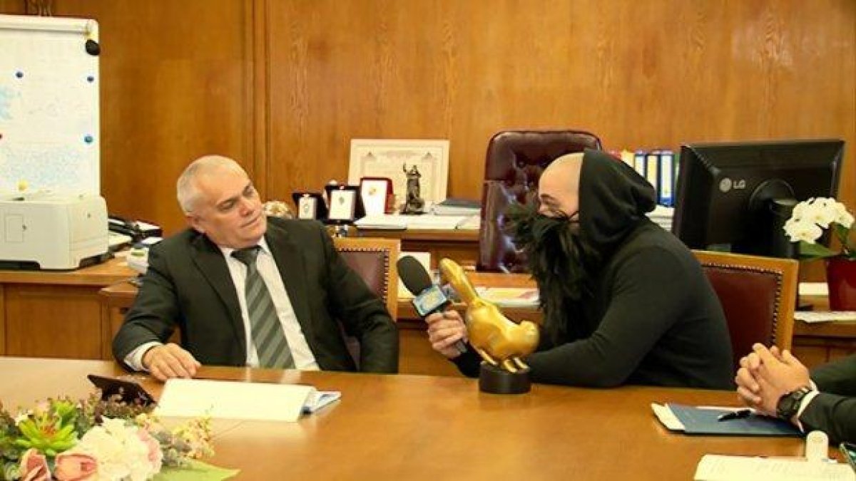 Боби Ваклинов връчи „Златен скункс” на Министъра на вътрешните работи- Валентин Радев