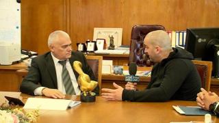 БОБИ ВАКЛИНОВ ВРЪЧИ ЗЛАТЕН СКУНКС НА ВЪТРЕШНИЯ МИНИСТЪР ВАЛЕНТИН РАДЕВ