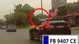 Абитуриент стреля с пистолет от кола в движение