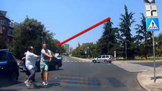 Шофьор напада пешеходци, защото пресичат правилно (видео)