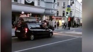 Руски фенове дефилираха във вана (видео)