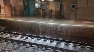 Опасно е, ако нивото на водата в метрото стигне до контактната релса (видео)