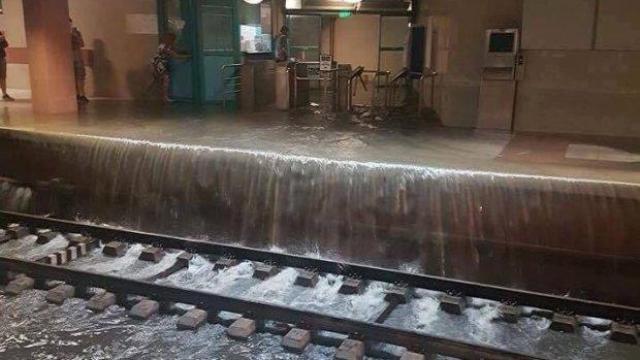 Опасно е, ако нивото на водата в метрото стигне до контактната релса (видео)