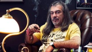 Какво чете Маги Халваджиян