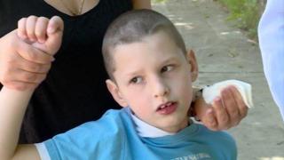 Малкият Янис има нужда от нашата помощ