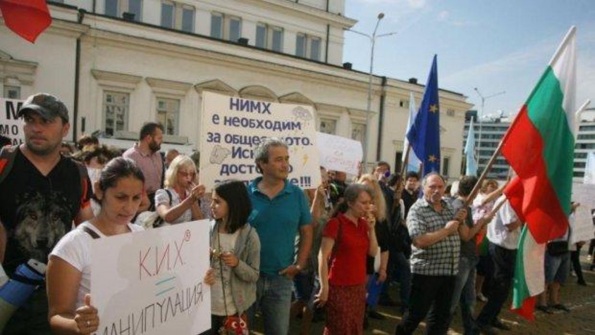 Синоптиците от НИХМ излязоха на протест